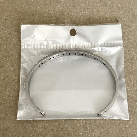 Mantra Band Bracelet She Doesn’t Fight Alone Breast Cancer New - Picture 7 of 8